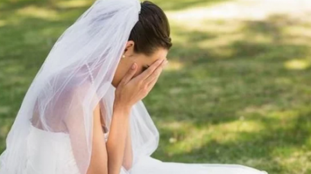 عروس تخرج فجأة من حفل زفافها