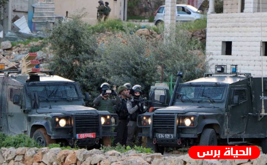 الاحتلال يداهم بيت عوا وينصب حاجزا على مدخل إذنا غرب الخليل
