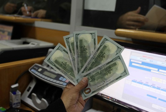 فحص ال100 دولار .. تفاصيل جديدة عن المنحة القطرية 100 دولار وحقيقة الكشف الجديد