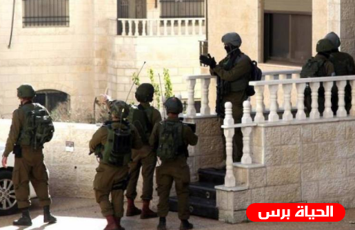 الاحتلال يداهم منازل في الخليل ويعتقل مواطن