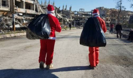 لص يسرق بنك ويوزع المال على الناس في الشوارع