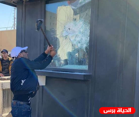 متظاهرون يحاصرون السفارة الأمريكية في بغداد وأنباء عن إصابات