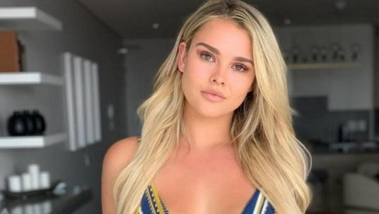 الامن المصري يعتقل العارضة العارية كينزي ولانسكي لهذا السبب