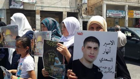 سلسلة بشرية في جنين تضامنا مع الأسرى