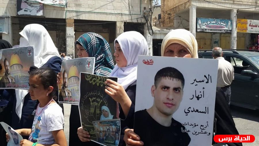 سلسلة بشرية في جنين تضامنا مع الأسرى