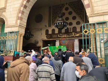 مجدي الهواري يشارك بحمل نعش شقيقه جمال