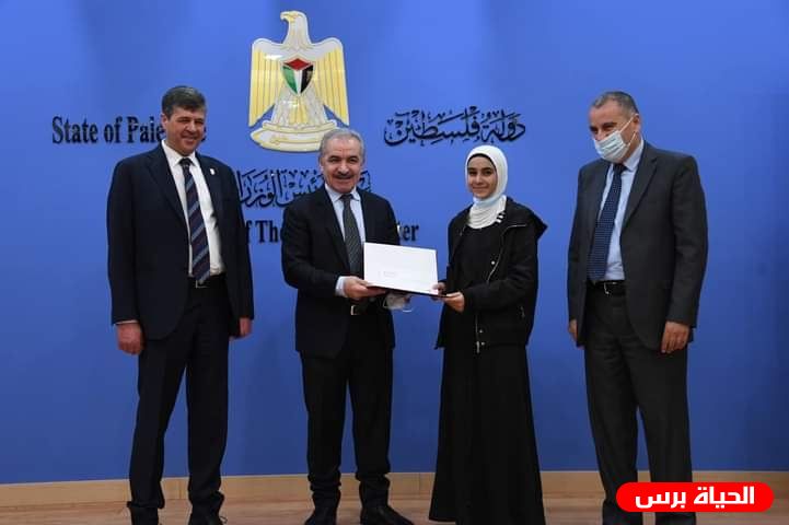 اشتية يكرم عددا من حفظة القرآن