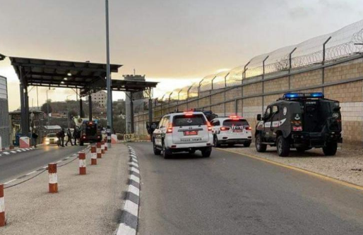 الاحتلال يعتقل فلسطيني على حاجز الجيب بالقدس