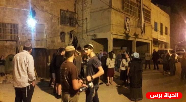 مستوطنون يعتدون على مركبات الأهالي قرب الخليل
