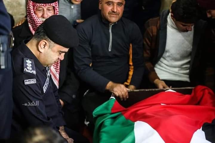 تشييع جثمان العقيد عبد الرزاق الدلابيح والعشيرة ترفض استقبال الجهات الرسمية