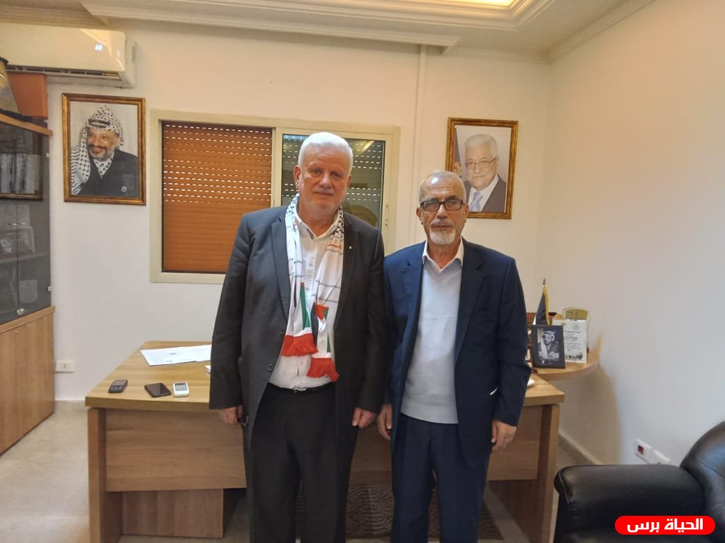 الاحمد وابوهولي وأبوزهري تسلموا موسوعة معتقل الخيام هدية