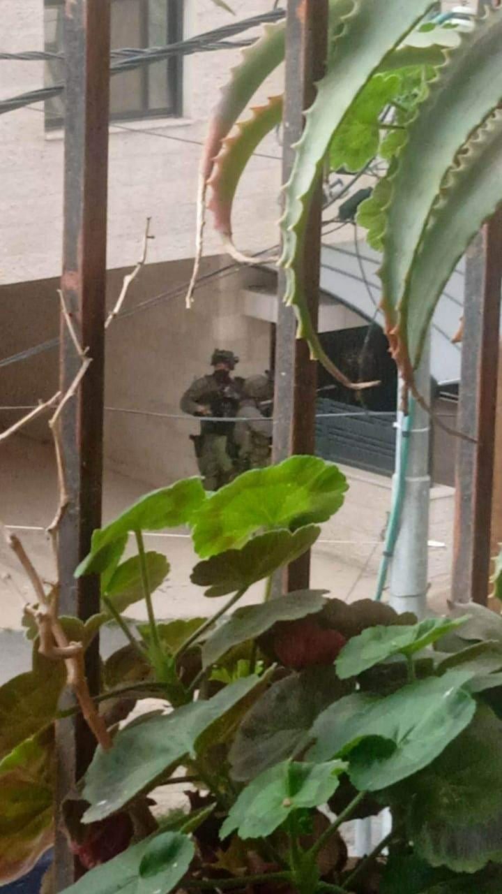قوات الاحتلال تحاصر شبان داخل مبنى في نابلس
