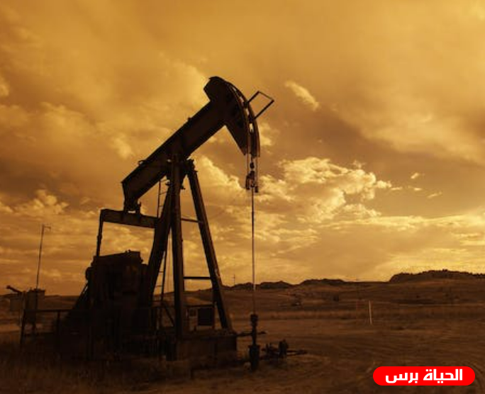 Oil exceeds 80 dollars as the dollar declines after inflation data