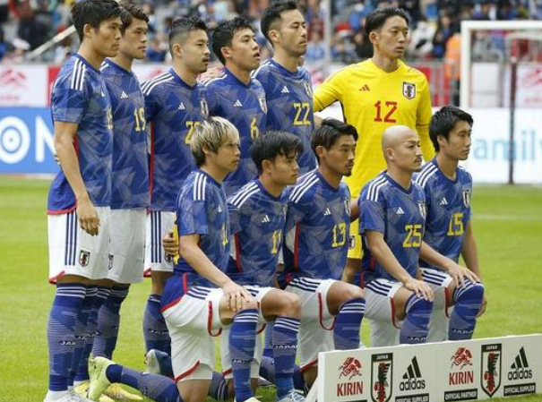 منتخب اليابان يفاجئ عمال النظافة في كأس العالم 2022