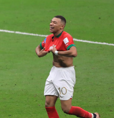 فرنسا ضد المغرب .. كيليان مبابي يرتدي قميص منتخب المغرب بعد الفوز