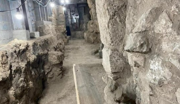 مستوطنون يتلقون دروس تلمودية في أنفاق أسفل الأقصى