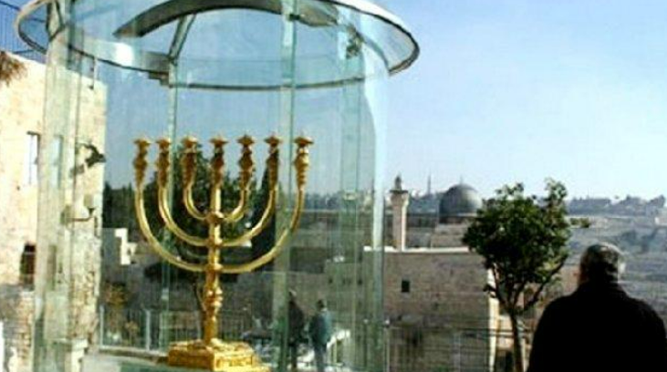 الخليل: مستوطنون يقتحمون الحرم الإبراهيمي ويشعلون الشمعدان