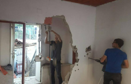 الاحتلال يجبر مواطن على هدم منزله في الطيبة
