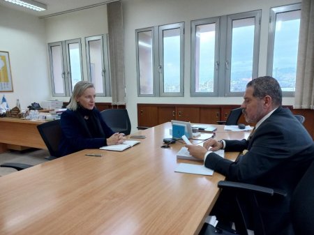 الممثل الخاص للرئيس عباس يلتقي مديرة الأونروا في لبنان لتهنئة الوكالة بتجديد تفويضها