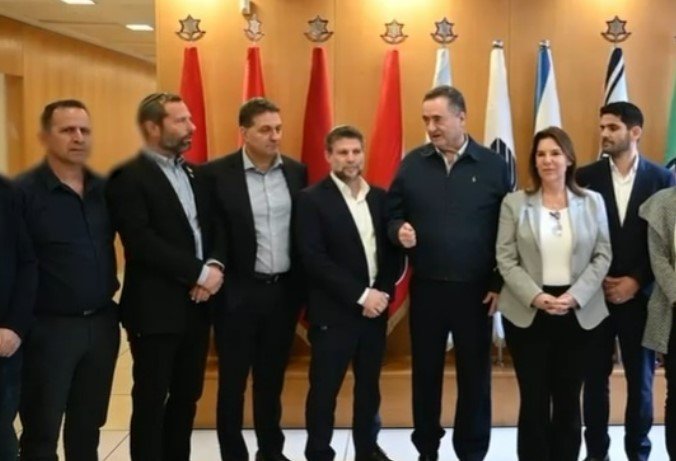 سموتريتش يهدد باقتطاع أموال المقاصة ويعلن خطة طوارئ بذريعة “حرائق النفايات” في الضفة